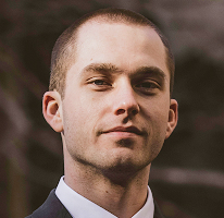 Portret van handelsanalist Thomas Whitfield, specialist in de cryptomarkt